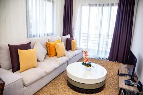 安齐拉贝Yvanka Appart'City Antsirabe的客厅配有白色沙发和茶几