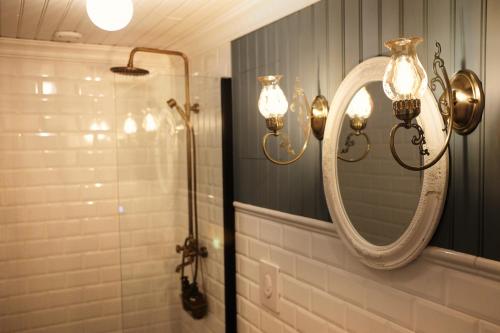 瓦尔河谷Sylte Hotell, Valldal的一间带镜子和淋浴的浴室