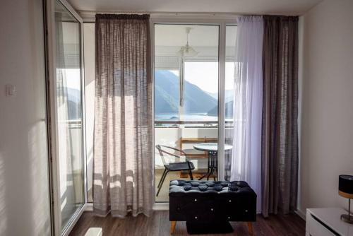 普卢日内Bright Modern Holiday Home With Postcard Lake View的带沙发和大窗户的客厅
