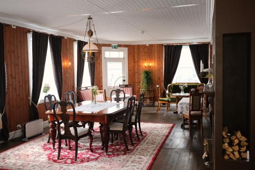 瓦尔河谷Sylte Hotell, Valldal的一间带桌椅的用餐室
