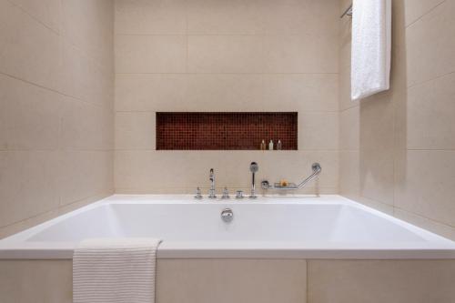 多哈多哈辉盛阁国际公寓的白色浴室内的白色浴缸