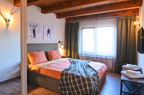 班斯科Marand Villas的一间卧室设有一张床和一个窗口