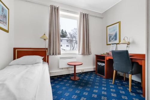 芬斯内斯芬斯内斯酒店的一间卧室配有一张床、一张桌子和一把椅子