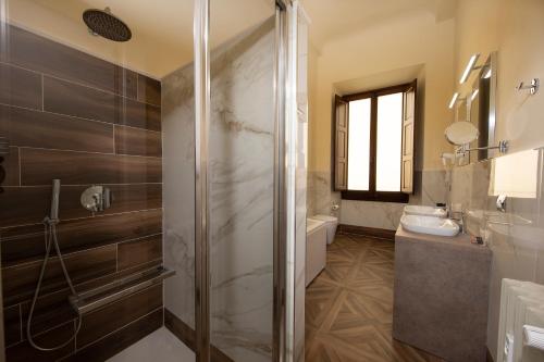 佛罗伦萨Palazzo Martellini Residenza d'epoca的带淋浴和盥洗盆的浴室