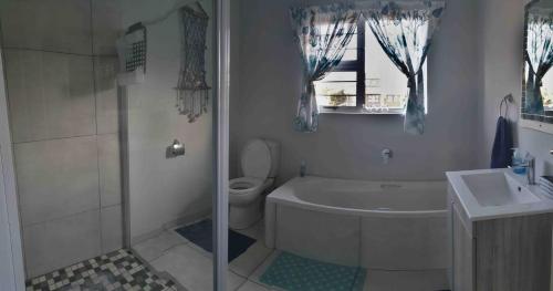 斯科特堡Black Rock Haven的带浴缸、卫生间和盥洗盆的浴室