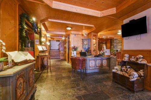 沙泰勒Hôtel Macchi Restaurant & Spa的大房间设有木墙,大堂设有泰迪熊