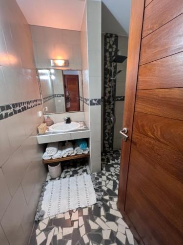 斯基灵角Villa ALDIANA的一间带水槽、镜子和门的浴室