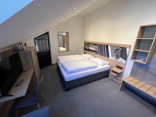 尼尔堡特尔伽藤酒店的一间卧室配有一张床和一台电视