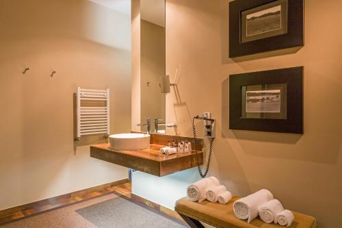 波尔蒂芒NAU Morgado Golf & Country Club的一间带水槽和镜子的浴室