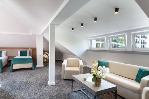 库多瓦-兹德鲁伊Apartamenty i pokoje Montana的客厅配有沙发、椅子和1张床