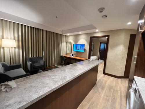 迪拜City Seasons Suites的酒店大堂设有前台和书桌