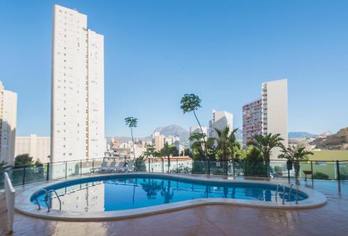 贝尼多姆Pierre & Vacances Apartamentos Benidorm Horizon的一座建筑屋顶上的游泳池