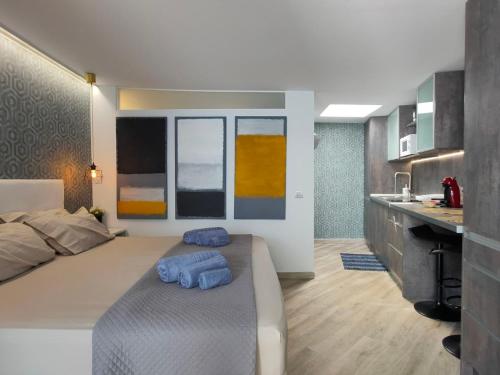 马斯帕洛马斯Casa Maga的一间卧室配有一张大床和蓝色枕头