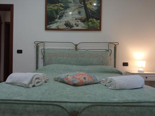 奇斯泰尼诺Casale degli Angeli Ostuni的一间卧室配有一张带两个枕头的床