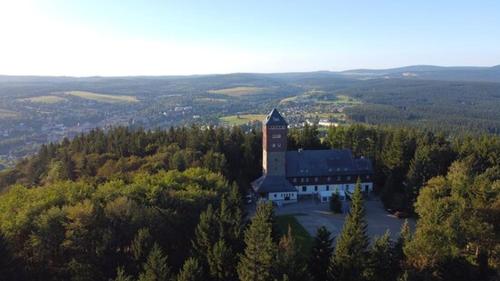 VejprtyApartmán Nad řekou的森林中间房屋的空中景观