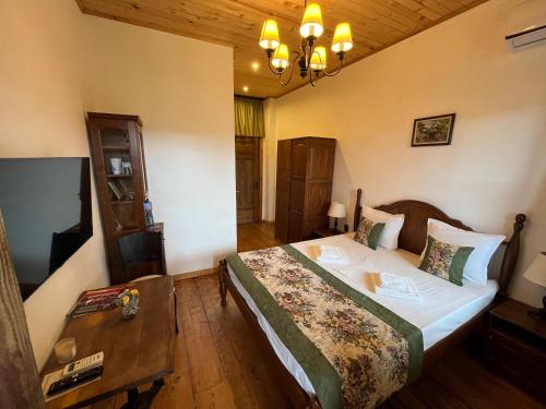大特尔诺沃察雷维茨旅馆的一间卧室配有一张大床和一张桌子