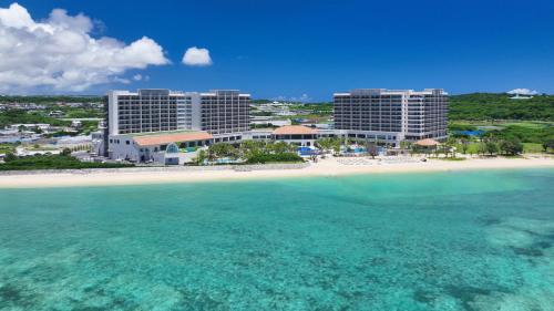糸满琉球名城海滩度假酒店的享有海滩和海洋的空中景致