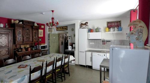 La Demeure d'Eugénie的厨房以及带桌椅的用餐室。