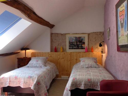 La Demeure d'Eugénie的阁楼上的卧室配有两张床