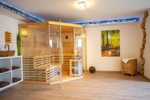 MehlmeiselDas Arni´s的木地板客房的玻璃展示箱