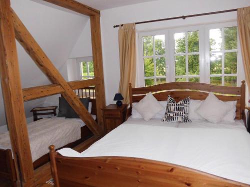 沃伦伯格Gutshaus Wohlenhagen的一间卧室设有两张床和两个窗户。