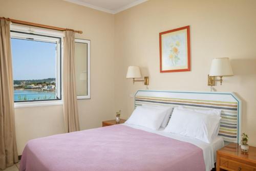 查加基恩Bella Vista Sea View Apartments的一间卧室设有一张大床和一个窗户。