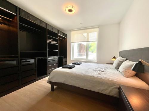 卢森堡Kirchberg Apartment - High End 2 Bedrooms in Luxembourg City的一间卧室配有一张大床和电视