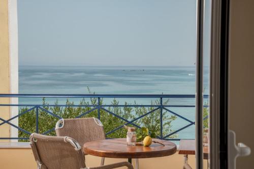 查加基恩Bella Vista Sea View Apartments的一张桌子和椅子,享有海景