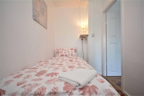 伦敦London Zone 2 Two Bedroom Apartment的一间卧室配有一张带花卉床罩的床