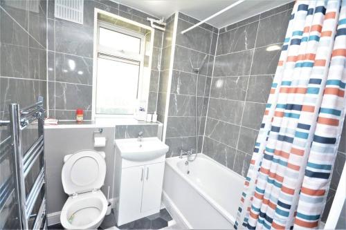 伦敦London Zone 2 Two Bedroom Apartment的浴室配有卫生间、盥洗盆和浴缸。