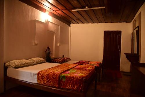 蒙纳Munnar Home Stay的一间卧室,配有两张床
