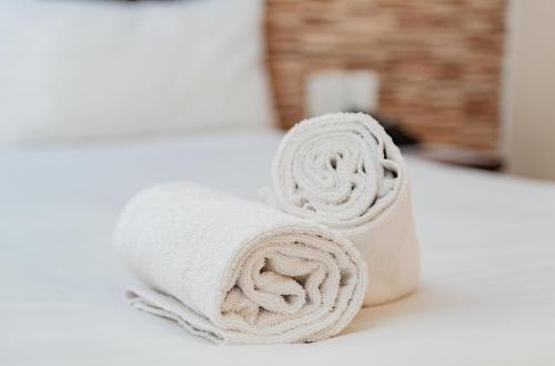 德班Bayside Hotel 100 Pixley Kaseme Street (West Street)的浴室柜台上摆放着一堆毛巾