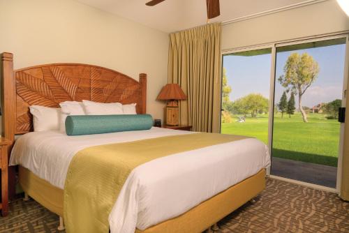 瓦克拉帕尼欧罗园林度假酒店的一间卧室设有一张大床和一个大窗户