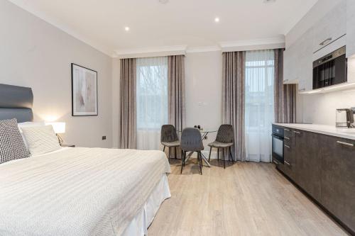 伦敦Cleveland Residences Chelsea的酒店客房带一张床和一个厨房