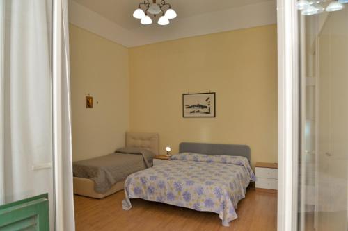 那不勒斯casa vacanze a casa di ciro的一间卧室配有一张床和一把椅子