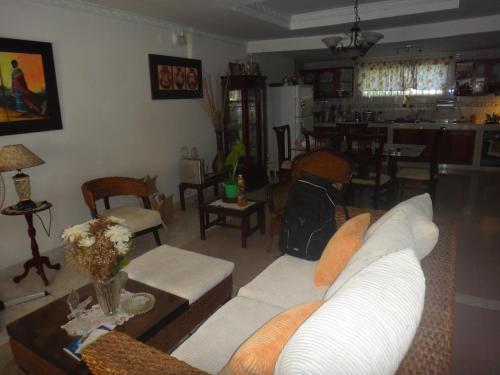 Room in Guest room - Posada green sea villa helen kilometer 4 bypass酒廊或酒吧区
