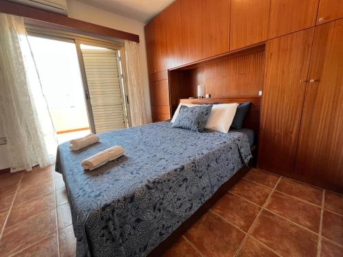 厄尔梅达诺Vista Marina - El Medano Beach的一间卧室配有一张床,上面有两条毛巾