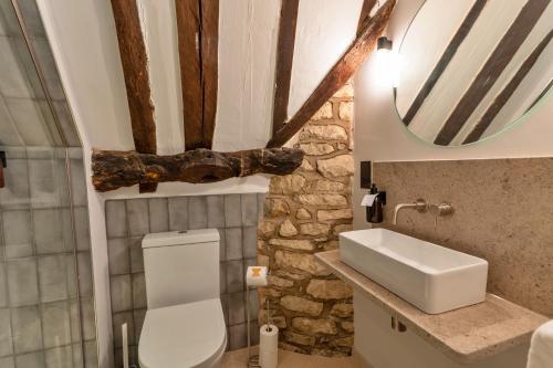 佩恩斯威克Finest Retreats - The Half-ARC of Painswick的一间带卫生间、水槽和镜子的浴室