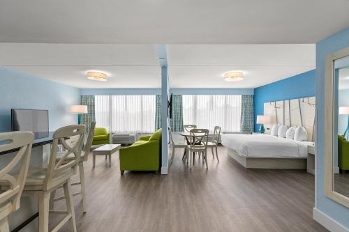 大洋城芬威克酒店 的酒店客房带一张床、一张桌子和椅子
