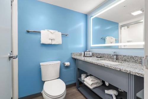 大洋城芬威克酒店 的蓝色的浴室设有卫生间和水槽