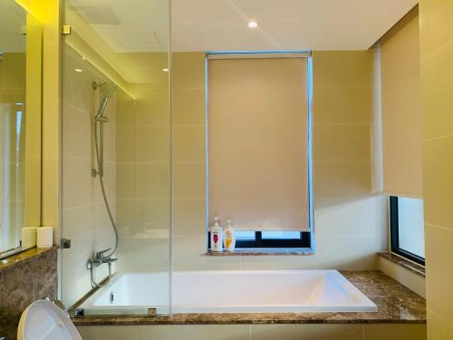 芽庄Cam Ranh Villa的设有带浴缸和淋浴的浴室。
