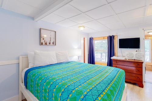 StandishCozy Lakefront Suite的一间卧室配有一张床、梳妆台和电视。