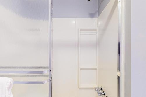 StandishCozy Lakefront Suite的浴室里设有玻璃门淋浴