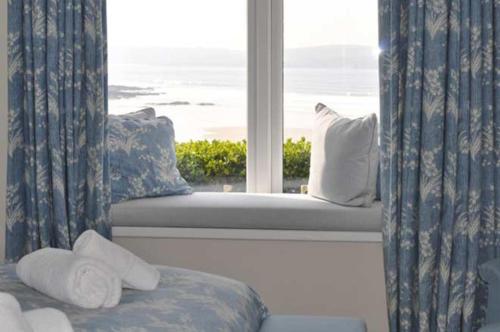 韦德布里奇Gorgeous Apartment only yards from Polzeath Beach的一间卧室设有海景窗户