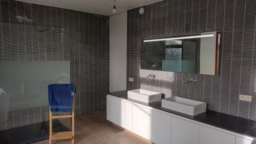 Sint-Pieters-LeeuwThe Kettle House - Manor的浴室设有2个水槽、镜子和蓝色椅子