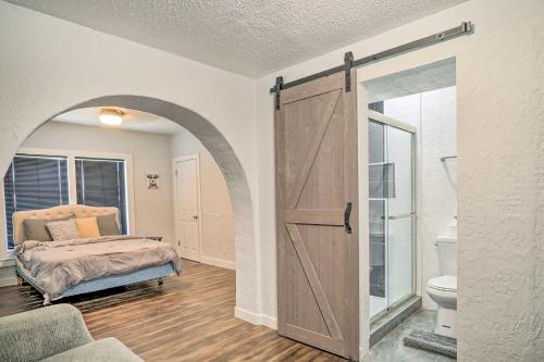 埃尔帕索Charming and Quaint El Paso House with Backyard!的带门的房间,配有一张床和一间浴室