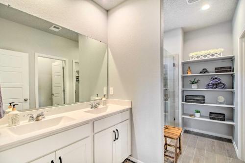 里约兰町Family-Friendly Rio Rancho Home Near Old Town的浴室设有2个水槽和镜子