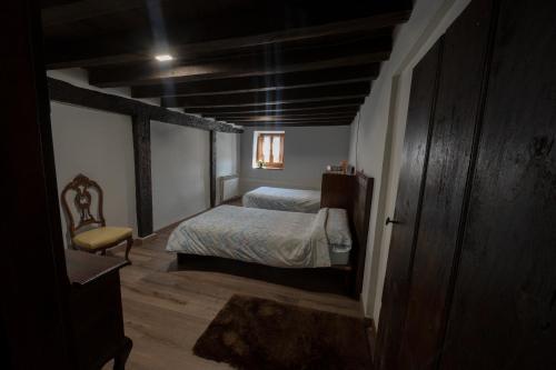 ManurgaMujika Etxea的一间小卧室,配有一张床和一把椅子