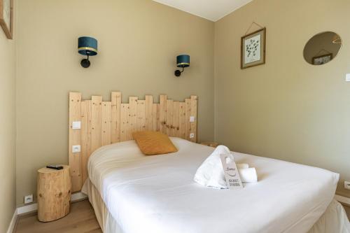 凯拉克旧阿加西亚斯酒店的一间卧室配有白色床单和蓝色灯光。