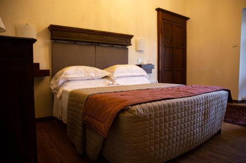托雷佩利切Maison Flipot的一间卧室配有一张大床和枕头